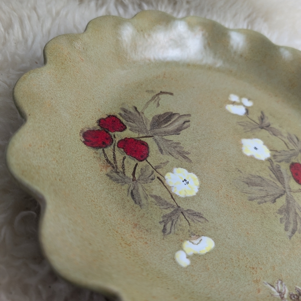 VINTAGE SCALLOPED CERAMIC PLATE HAND PAINT FLORAL/ STRAWBERRY - Picture 4 of 7